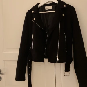 Mocka jacka - En jacka från Nelly i typ mocka material, storlek xs men passar s också! Jätte fin i bra skick💕💕