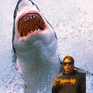 Thrasher hoodie - En vanlig thrasher-hoodie, snörena är hela men något uppvirkade, ärmarna är lite trasiga på slutet, extra vintage👍