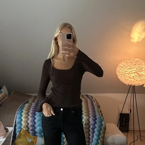 Stickad topp - Stickad topp i toppen skick. Är öppen längst ärmarna. Frakt tillkommer