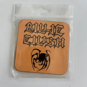 Billie Eilish underlägg för dricka.