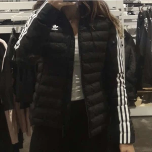 Adidas jacka - En adidas jacka | skick:9/10 | stl: 36/S | nypris: 999kr | mitt pris: 500 | passar bra till hösten och våren!
