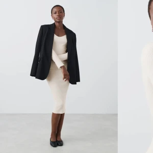 stickad klänning - Säljer denhär vita/beiga ljusa stickade klänningen från gina som är slutsåld, klänningen är helt ny och aldrig använd men har hunnit dra bort prislapparna!