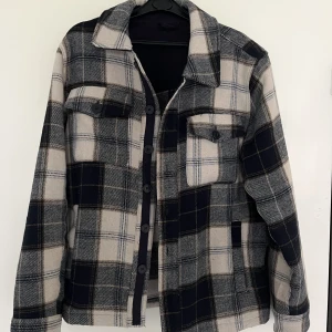 Jacka/ overshirt - Helt felfri jätte fin och skön. Inga defekter alls helt som ny. Sitter jätte bra   Ny pris 1200