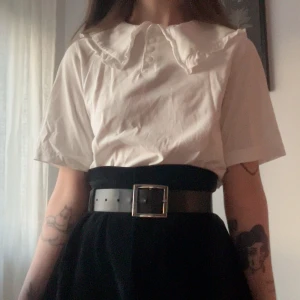 Gullig topp med krage och volang.  - Supersöt tee med gullig volang-krage från Monki. Vit.  Använd ett fåtal gånger och är i fint skick!  Passar en XS. Superfint att ha för sig eller under en tröja.