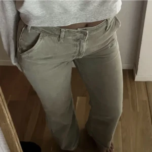 Gröna jeans  - Jättefina gröna jeans från zara som är köpta här på plick men var för stora för mig. Liknar dom på första bilden (Lånade bilder)
