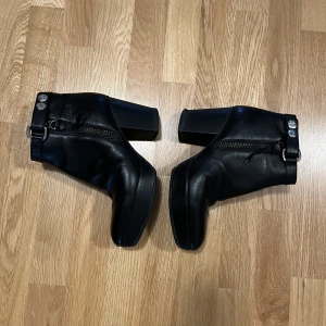 Acne studios platå klackar! - Acne studios platå klar i strl 38! Jätte sköna att gå i. Äkta skinn