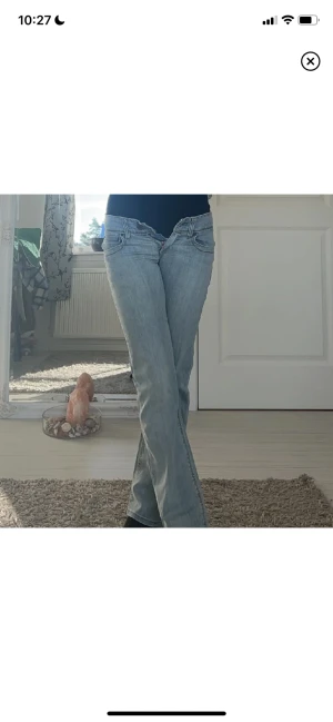 lågmidjade jeans  - säljer dessa jeans då de inte kommer till användning. Köpte de här på plick 💘Midjemåttet är 35 och passar mig som brukar ha xs/32 💞
