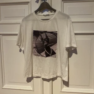 Vit kortärmad  - En söt vit kortärmad tröja med en hund på framsidan! Storlek M från shein! 