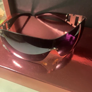 Solglasögon  - Jätte coola solglasögon som passar med allt. 