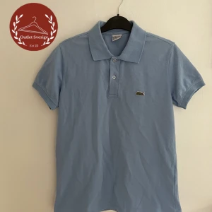 Lacoste piké  - Just nu säljer vi en fin piké från Lacoste i färgen ljusblå, skick 8/10. Vid frågor eller funderingar hör av er!