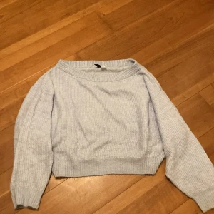 off shoulder tröja - en blå off shoulder stickad tröja från hm, säljer för att jag tycker den är för stor runt armarna men den har inga fläckar/är inte sliten eftersom jag nästan aldrig har använt den. jag är 1,62 för referens❤️ 