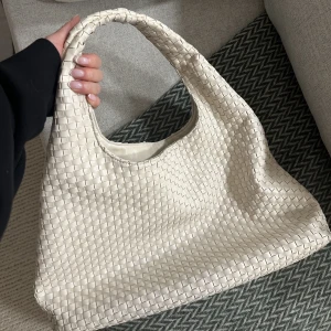 Väska  - Populär väska från Nakd, säljer endast vid bra bud🥰