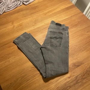 Nudie jeans i färgen Grå skick 9/10 - Grå nudie jeans