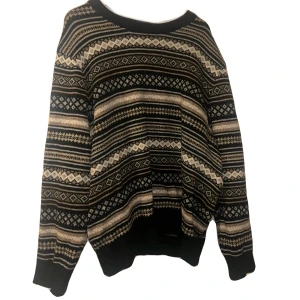 Stickad jultröja - Jätteskön och mjuk tröja som inte kommer till använding. Nypris: 400 kr. Kontakta om du är intresserad eller har övriga frågor 🫶