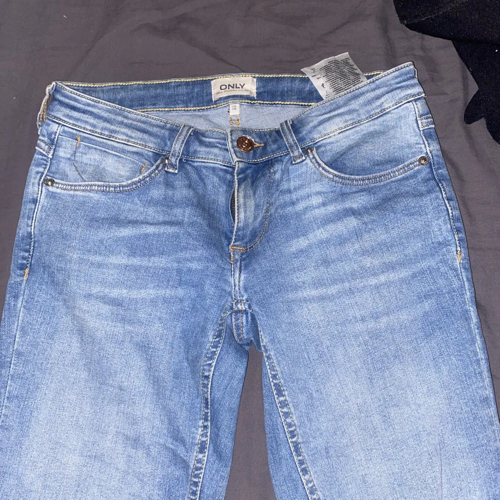 Väldigt lågmidjade jeans från only med slits där nere! Köpte en för liten storlek så kan inte använda de.  För preferens det är storlek 28/28 och jag är 159 cm och de ä typ exakt så de når marken 1 cm kortare. Använda bara ca 2 gånger!  Ny pris: ca 250kr. Jeans & Byxor.