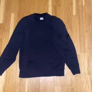 Cp company sweatshirt i riktigt bra skick och sälja därför till ett bra pris då jag köpte den för 1600 på deras hemsida 