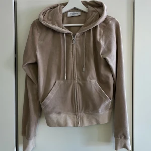 Juicy Couture kofta med strass - Beige Juicy Couture kofta med strass på ryggen i storlek S. Nyskick, endast använd 1 gång.