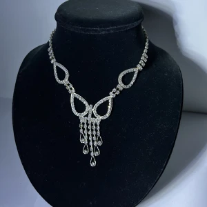 Halsband ”Linked” - Halsbandet ”Linked” är något som du inte kommer stöta på många gånger, ta chansen och köp🫶