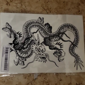 Stor fake tatuering  - Kan hålla i i flera veckor beroende på hur ofta du duschar!