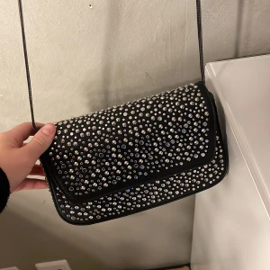 Väska - Super fin väska från zara, köpt den för ca ett halvår sen. Använd några gånger, jag hade den till sucken i 9an. Men funkar till vardags också. Den är super fin men kommer inte till användning längre, ny pris på den var 399 tror jag. Fler bilder finns🩷
