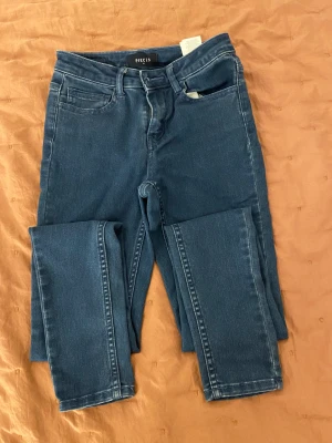 Jeansbyxor  - Hej, säljer dessa jensbyxor, har använt de 2-3 gånger. Byxorna är i ett fint skick. Säljs för att jag inte använder de längre 
