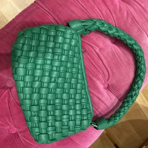 Väska i nyskick - Säljer min väska som ska efterlikna Bottega Venetta från Gina Tricot. Endast använd 4-5 gånger och därför fortfarande i nyskick. Väl bevarad i en dustbag! 