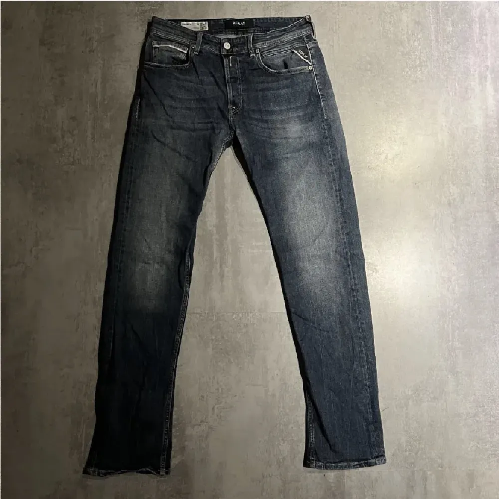 Säljer ett par replay jeans i modellen grover. Storlek 31/33. Skriv om ni har några frågor. Kan gå ner lite i pris vid snabb affär . Jeans & Byxor.