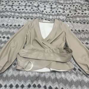 Blus  - Skin blus som är inte används 