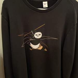 Reebok sweatshirt med Kung Fu Panda design som jag knappt använder, 9/10 skick, passar både M och L, kommer ej ihåg hur mycket jag köpte den för men kom gärna med förslag :)