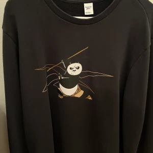 Reebok x Kung Fu Panda - Reebok sweatshirt med Kung Fu Panda design som jag knappt använder, 9/10 skick, passar både M och L, kommer ej ihåg hur mycket jag köpte den för men kom gärna med förslag :)