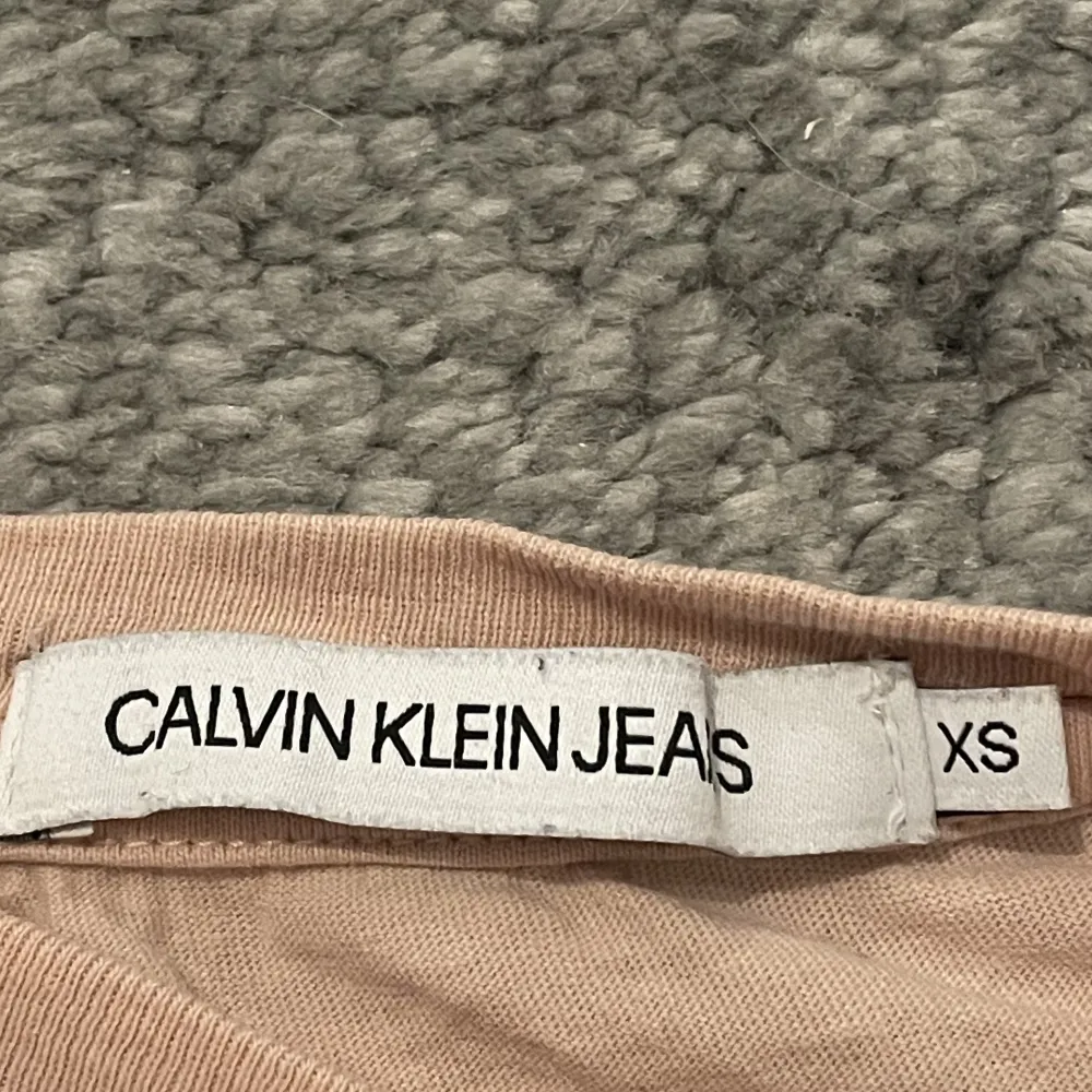 Rosa tröja från Calvin Klein och är väl använd men fortfarande i fint skick, i storlek xs. T-shirts.
