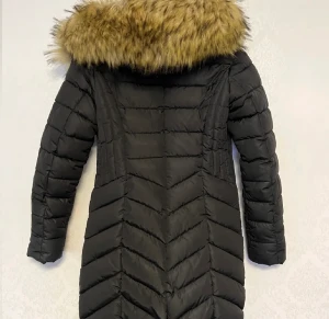 Garoff vinterjacka med päls - Vinterjacka med päls från Garoff. Figur formad, sitter jättefin på kroppen, i mycket bra skick använt bara ett par gånger. Går även att ta bort pälsen.    Orginalpris: 1500kr Pris kan diskuteras.