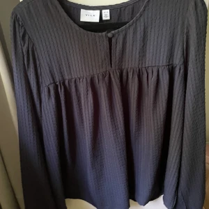 Blus - En fin blus från vila som knappt är använd 💘köpt för 399🩷