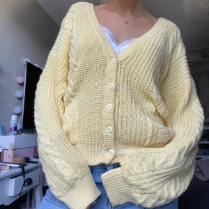 Stickad tröja - Så fin stickad tröja i gul färg❤️🫶🏽