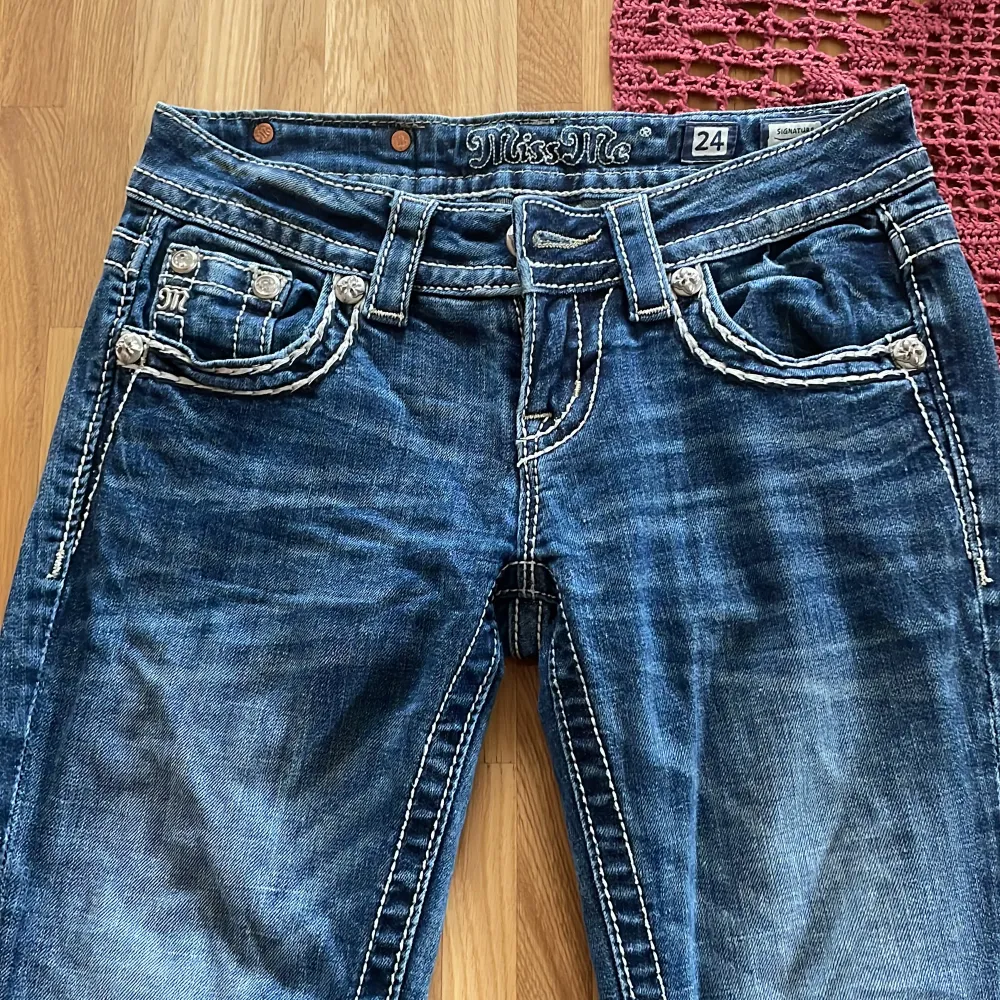 Säljer dessa miss me jeans köpa från Plick. Säljer för de inte passade mig. Köpte de för 500kr, kan tänka mig att gå ner vid snabb affär. . Jeans & Byxor.