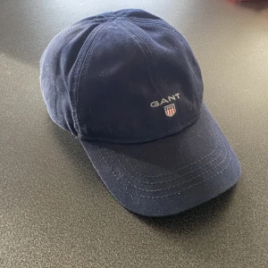 Gant keps - Knappt använd o är därför i bra skick! Strl: XL, 56-58cm.  Ny pris 400