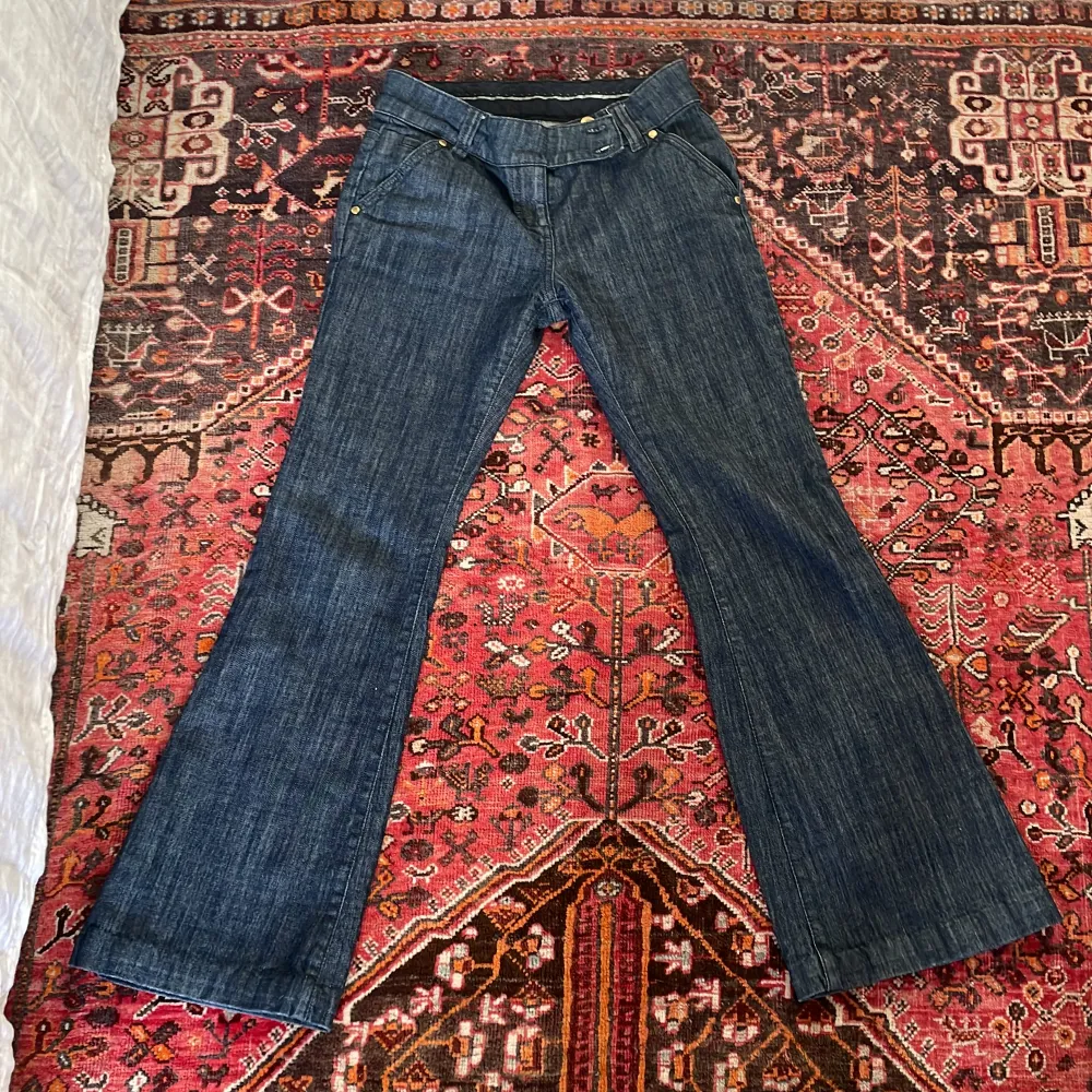 Jättesnygga lågmidjade jeans i perfekt skick från Next!💘skriv till mig om du har frågor🌟Storlek 36/S. Jeans & Byxor.