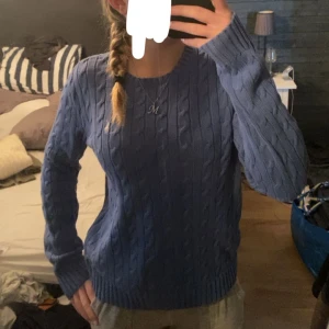 Blå Ralph Lauren tröja! - Jätte fin Ralph Lauren tröja köpt förra hösten! Använd men ändå i väldigt bra skick (kommer ej till användning längee)!! Storlek L men funkar på xs (passar XS-L skulle ja säga). Köpt för 1995 o säljer för 350 då ja vill bli av me kläder, kan absolut sänka