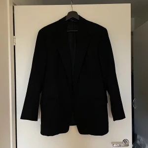 Kavaj - Kavaj som tyvärr bara hängt i garderoben för länge. Passar en 34-38 beroende på hur man vill att den ska sitta. Jag är en 38:a och den är nästan lite oversize på mig.