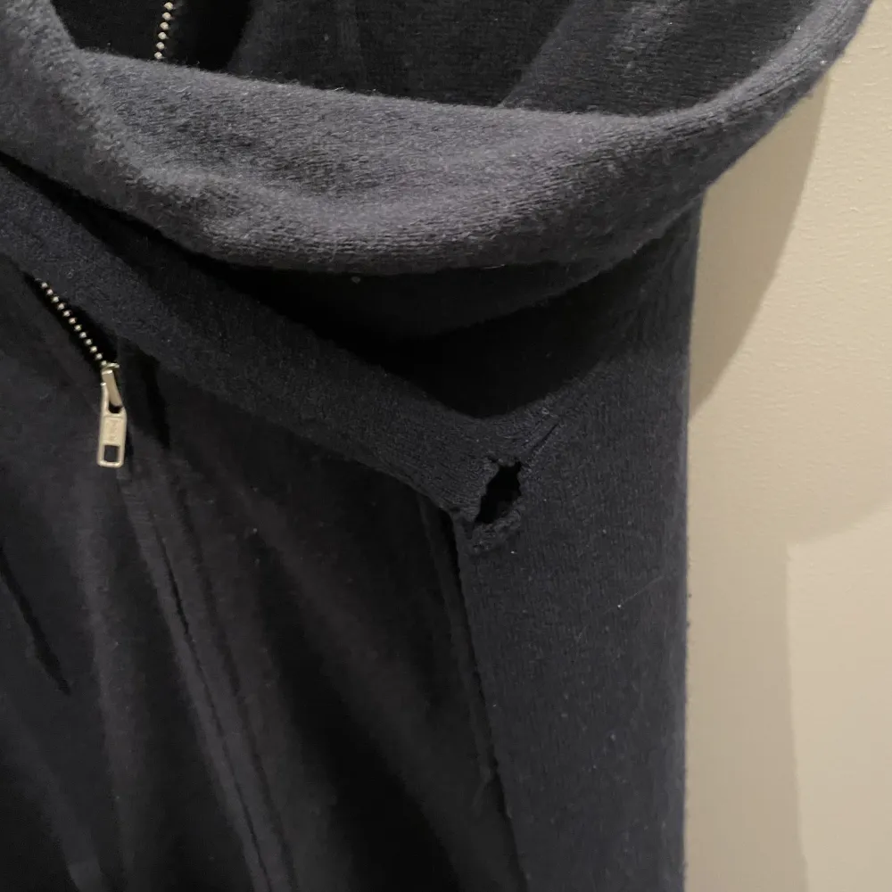 Säljer nu denna 100% kashmir soft goat zip hoodie i färgen mörkblå. Skicket på hoodien är 7/10 där den har 2 flaws. Softgoat märket i nacken har lossnat lite på vänster sida och ett litet hål i armhålan på höger sida som ni ser på sista bilden. . Hoodies.