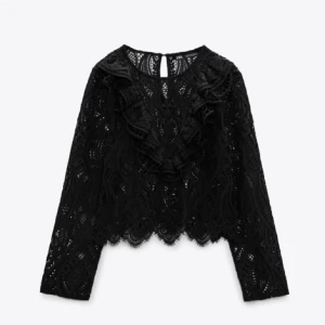 Zara blus - Säljer denna zara blus i storlek xs. Den är använd 1 gång och säljer pga att jag inte får någon användning av den. Så den är som ny