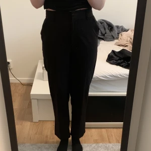 Kostymbyxor  - Kostymbyxor från NA-KD. För kort och små för min del. Nypris 350kr. Jag ansvarar inte ifall något händer med varan under frakten 