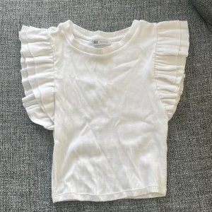 Volangtopp  - Superfin volangtopp från Zara. Använd 1 gång så nästan som ny. 