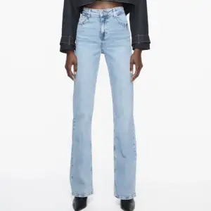 Fina high waist jeans från Zara i Storlek 40. Säljer då de inte längre är min stil. De är lite flared i botten, men jag skulle nog klassificera de som mer av en ”loose fit”. Passar också S om man vill ha en ganska lös fit. Skriv för mer info och bilder.
