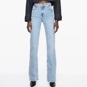 High waist jeans | Zara - Fina high waist jeans från Zara i Storlek 40. Säljer då de inte längre är min stil. De är lite flared i botten, men jag skulle nog klassificera de som mer av en ”loose fit”. Passar också S om man vill ha en ganska lös fit. Skriv för mer info och bilder.
