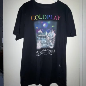 COLDPLAY MUSIC OF THE SPEARS TRÖJA  - Coldplay tröja från årets konsert i Göteborg. Köptes på konserten men säljs pga passade ej. Storlek: L Använd: Bara provning aldrig haft på den. Priset kan diskuteras ! 