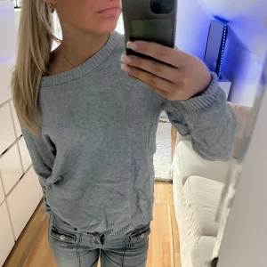 Blå stickad tröja  - Blå stickad tröja från Vila. Är i L men skulle mer säga m/s. Passar mig bra som är xs/s. Bra skick. Köpt för 340 och säljer för 199.Köparen står för frakten 🩵💙