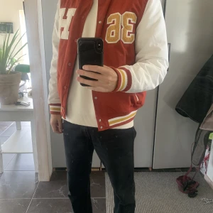 Virsity Jacket - Virsity jacka storlek L. Jättebra skick och inga tecken på användning. Köpt från Asos.