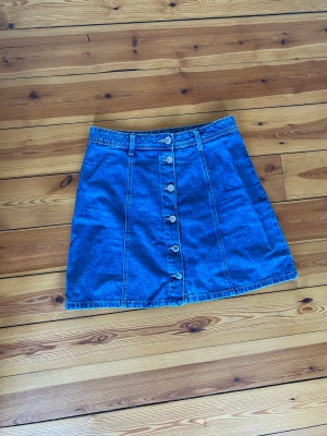 Jeanskjol - En söt jeanskjol med knappar på framsidan! Kjolen är ifrån H&M och är i storlek 38 <3