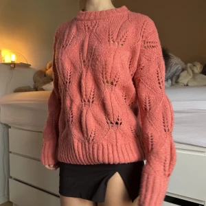 Stickad tröja - Rosa stickad tröja ifrån Vero Moda! Supermysig nu i höst🥰 fint skick